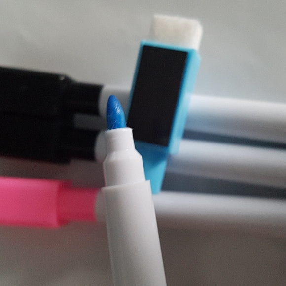2/15$ NEW 4 pcs Erasable Magnetic Markers for White Boards (Small) - Picture 3 of 7